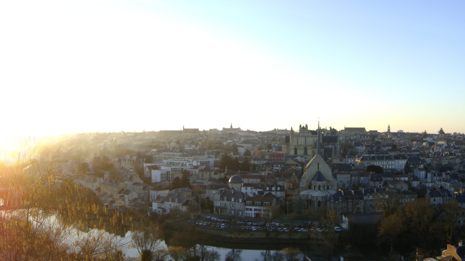 Panorama de Poitiers - la vieille ville et ses toits, cœur du territoire Club Hôtes Vienne